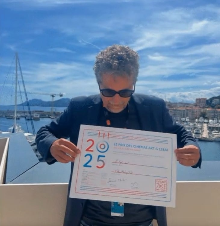 kleber-mendonca-filho-comemora-o-premio-melhor-diretor-em-cannes